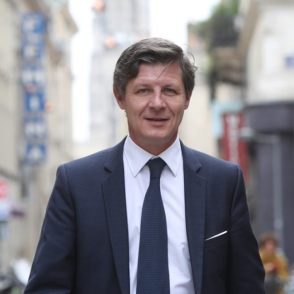Le 7 mars, de quelle ville Nicolas Florian est-il élu maire ?
