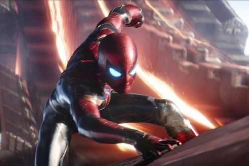 Où était Peter Parker avant de se changer en Spider-Man au début du film ?