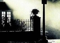Ce film fait partie des films maudits de l'histoire du cinéma à cause des 9 morts ayant lieu pendant le tournage