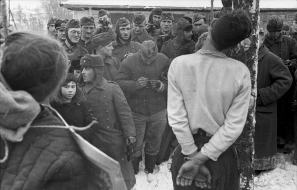 En outre, l’aggravation des difficultés de la Wehrmacht sur le front russe, dès l ’hiver 1941-1942 après son échec devant Moscou...