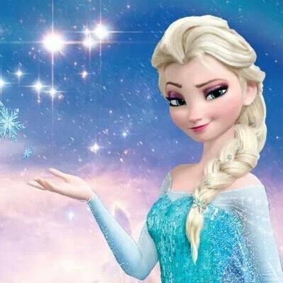 De quelle couleur est la robe d'Elsa quand elle est dans la montagne ?