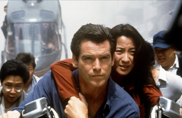 A qui James Bond est-il opposé dans "Demain ne meurt jamais" ?