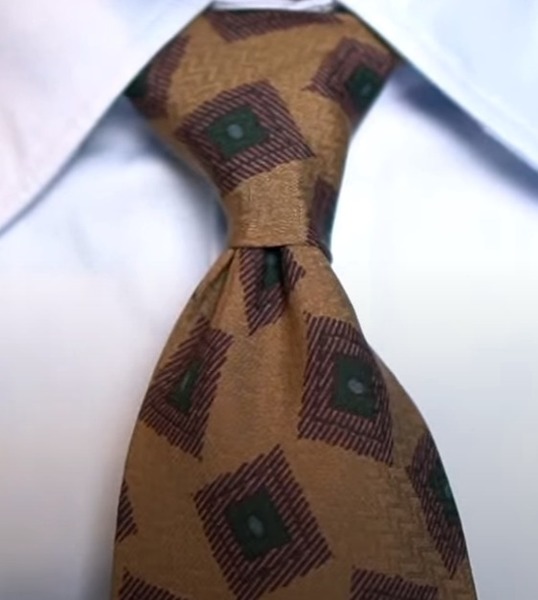 Quel est le nom de ce nœud de cravate ?