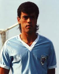 Lors du Mondial italien de 1990, l'Uruguay arrache sa qualification en 8ème de finale en battant la Corée du Sud grâce à un but de ce joueur :