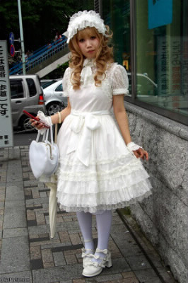 Dans ce style de lolita on porte uniquement des robes blanches: