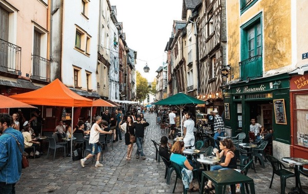 Quel surnom les Rennais ont-ils donné à la rue Saint-Michel ?