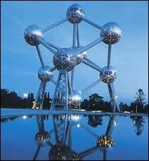 Que représente l'Atomium, construit pour l'exposition universelle de 1958 à Bruxelles ?