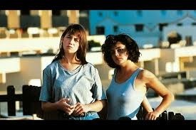 1991, et cette histoire racontant une belle amitié entre Charlotte Gainsbourg et Anouk Grinberg, avec un Jean Carmet césarisé pour un second rôle. Le film fut comparé à une version féminine des Valseuses ?