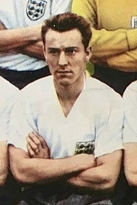 Lors du Mondial de 1962, ce joueur de Tottenham évolue en pointe de l'attaque anglaise. Il s'agit de ?