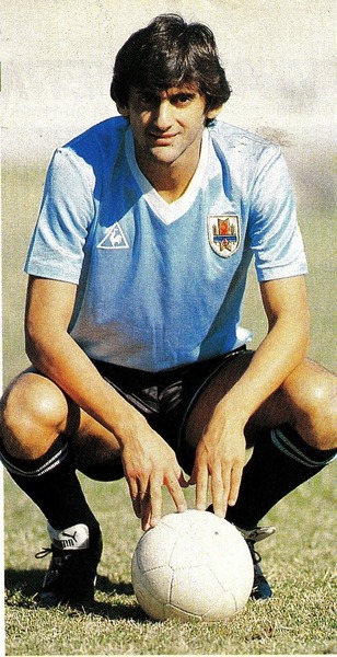 A l'été 1986, il est retenu avec la sélection nationale pour disputer le Mondial mexicain.