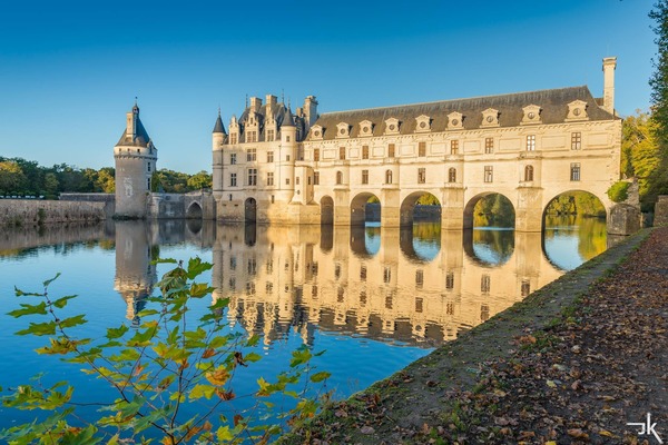 Quel château de la Loire enjambe le Cher ?