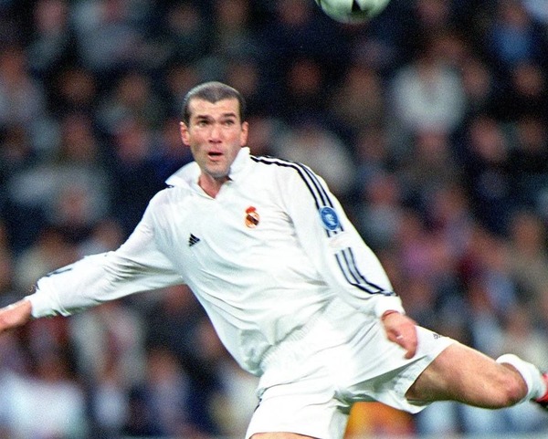 Contre quelle équipe, Zinedine Zidane a-t-il inscrit un but d'anthologie en finale de la Champions League 2002 ?