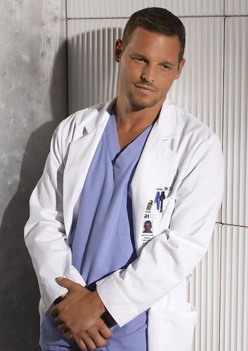 Dans Greys Anatomy, qu'exerce le docteur Alex Krev (joué par Justin Chambers) ?