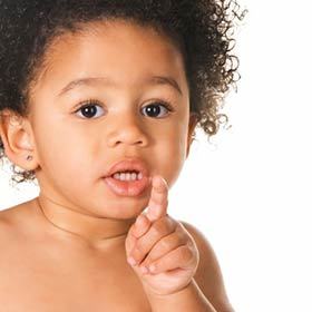 Vrai ou faux ? Les bébés comprennent trois fois plus de mots qu’ils sont capables d’en dire.