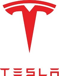 Tesla est un marque américaine de voitures électriques, quel milliardaire a énormément investi dans cette marque ?