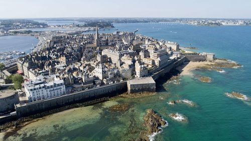 La ville de Saint Malo comporte 45 700 habitants alors qu'à Bois-Colombes, il n'y en a que 28 000. Quelle est la différence du nombre d'habitants entre ces deux villes ?
