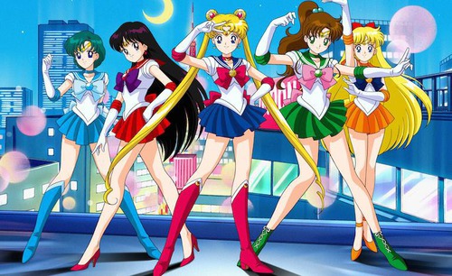 Quelles sont les couleurs dominantes du costume de Sailor Vénus ?