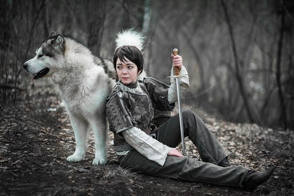 Quel loup-garou surgit pour défendre Arya dans la saison 4 de "Game of Thrones" ?