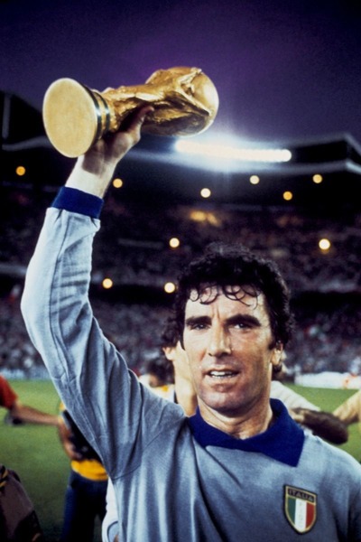 A cette occasion, le gardien Dino Zoff devient le joueur le plus âgé a remporter ce trophée.