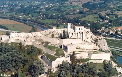 Dans quel massif montagneux se trouve la citadelle de Sisteron ?