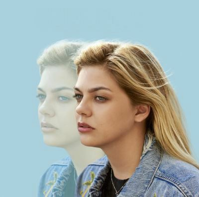 Qui est cette jeune chanteuse qui connait un beau succès avec son titre "Jour 1" ?