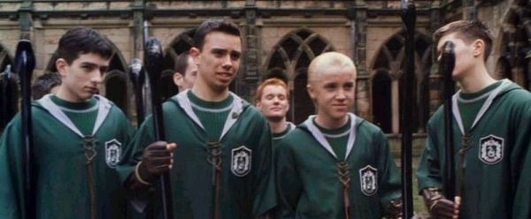 Dans "Harry Potter et la chambre des secrets", quel balai le père de Malefoy a-t-il offert à son fils ainsi qu'aux membres de l'équipe Serpentard de Quidditch ?