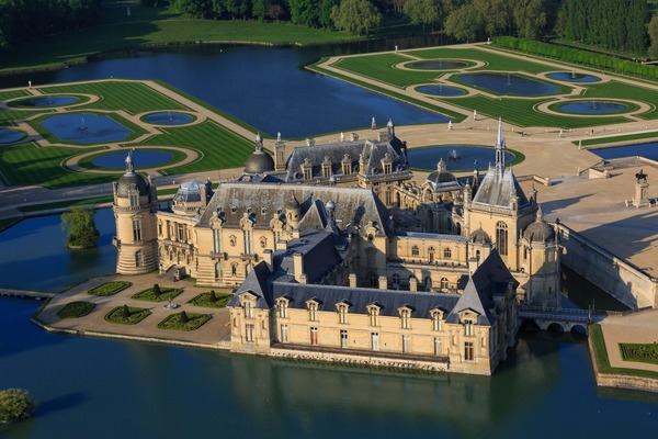 Quel château présente les collections du musée Condé ?