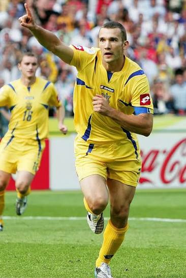 En 2006, il participe à son premier Mondial et y inscrit son premier but contre...