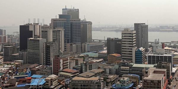 La ville de Lagos se trouve…