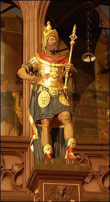 Voici la statue de Lucius Munatus Plancus, fondateur de la ville de Lyon. Son nom est en . . .