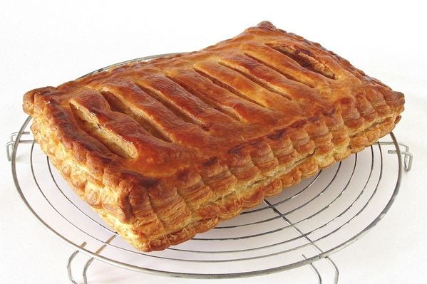 Comment s'appelle le rectangle de pâte feuilletée recouvert de fruits (pommes, abricots, framboises ou autres) et de bandelettes de pâte feuilletée ?