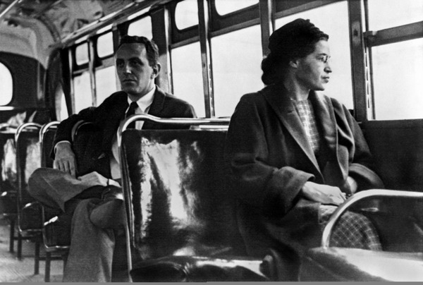Par quelle action symbolique Rosa Parks s'est-elle illustrée dans la lutte pour les droits civiques des Noirs américains ?
