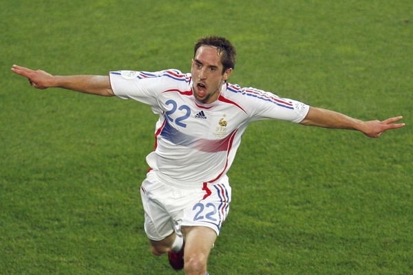 Lors du Mondial 2006, Thierry Gilardi commente le but de Franck Ribéry en disant : "Il est génial ......." ?