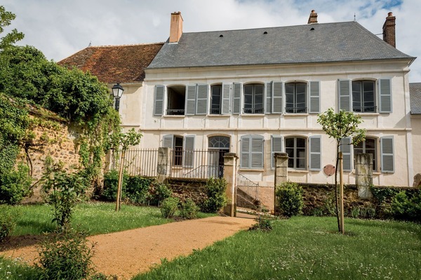 Cette maison bourgeoise située à Saint-Sauveur-en-Puisaye dans l'Yonne est la maison natale d'une célèbre romancière française. De qui s'agit-il ?