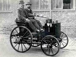 Quelle entreprise française a constuit la première voiture à moteur à essence produite en série de l'histoire de l'automobile ?