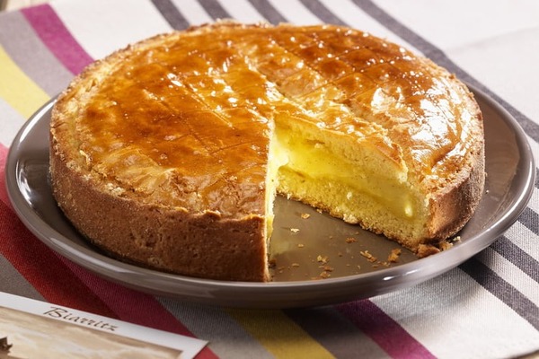 Si à l'origine le gâteau basque était fourré de cerises, aujourd'hui, il est souvent garni de :