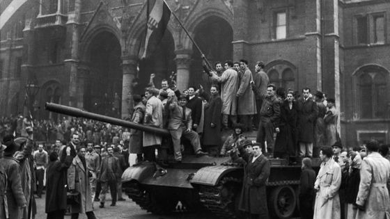 Quel pays a connu une célèbre révolution en 1956 ?