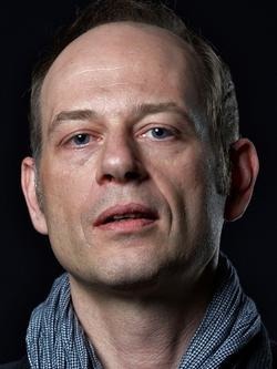 Philippe Gatin, l'informaticien gay de "Caméra Café" et cette commune de l'Hérault célèbre pour ses huîtres :