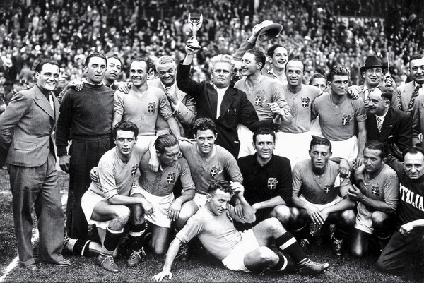 En Football, l'Italie a remporté les Coupes du Monde de.....