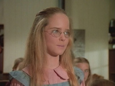 Dans l’épisode « Les lunettes » qui est surnommé par ses camarades de classe « quatre yeux » ?