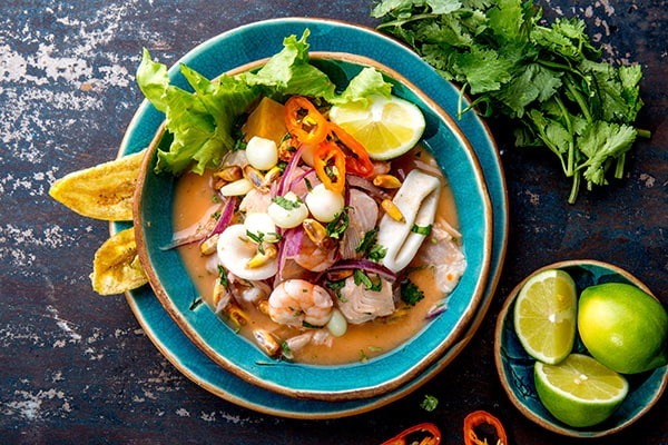 Dans les mSpécialité péruvienne à base de poisson cru ou de fruits de mer qui cuisent dans une marinade composée, la plupart du temps, de citron vert.