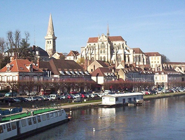 Quelle rivière, née dans le Morvan, travarse Auxerre et Sens ?