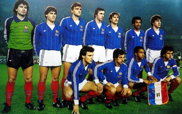 Qui est le double buteur français lors de la victoire 2-0 en amical en 1984 ?