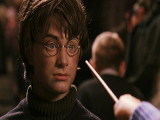 Avec quelle formule Hermione répare-t-elle les lunette d'Harry ?