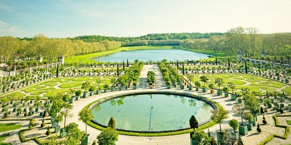 Qui réalisa les Jardins du château de Versailles ?