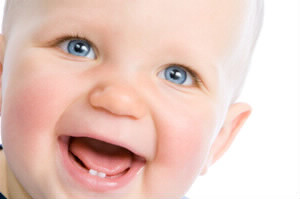 A quel âge apparaissent les premières dents de bébé ?