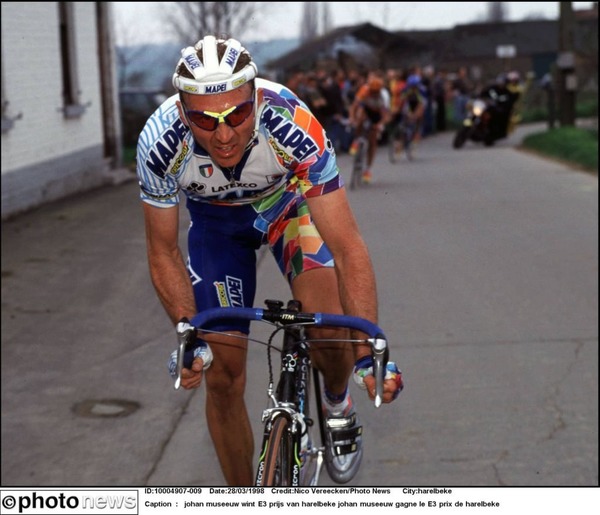 Il devient professionnel en 1988 dans l'équipe AD Renting. Durant cette première année, il s'emploie avant tout à aider le leader Eddy Planckaert, qui remporte le Tour des Flandres et le maillot vert du Tour de France.