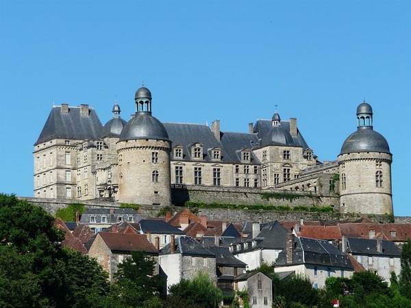 Dans quel département se trouve le château de Hautefort ?