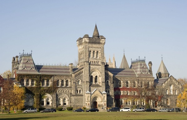 Quelle est la plus grande université du Canada, répartie sur trois campus ?