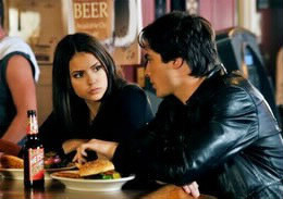 Lorsque Damon "kidnappe" Elena (saison 1) après son accident de voiture, où l'emmène-t-il ?